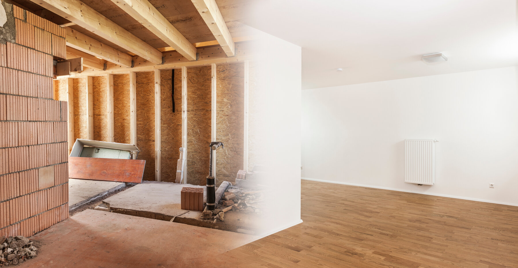 Innenausbau mit Holzständerwerk und Dämmung neben fertig verputztem Wohnraum mit Parkettboden